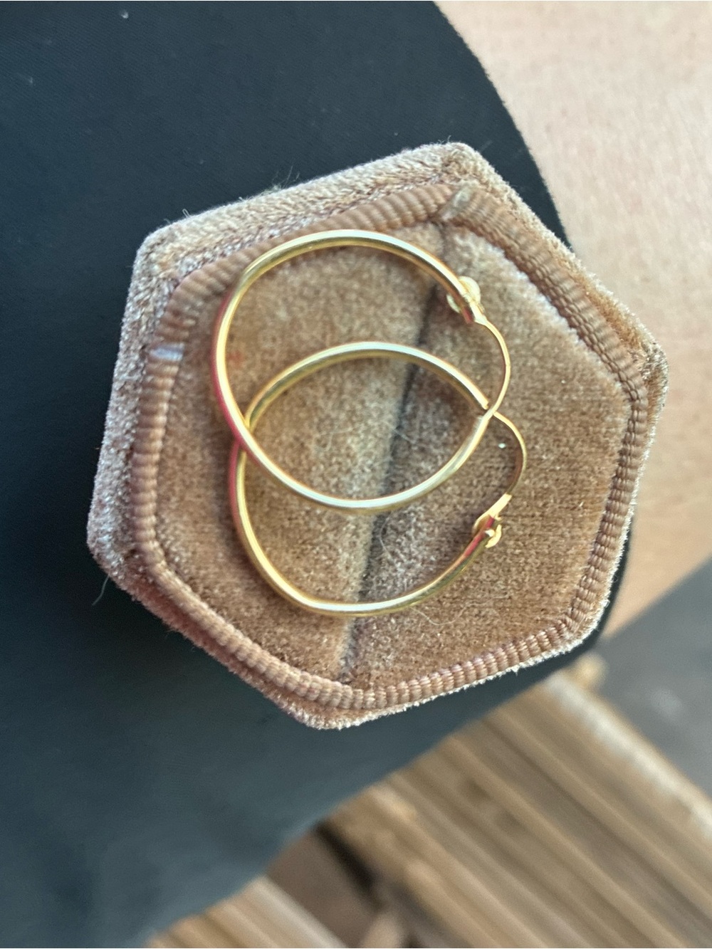 Vintage solid 14k yellow gold hoop earrings - Picture 5 of 10